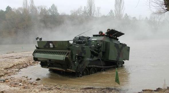 Aracn zerinde; termal kamera, sis havanlar, 2 adet su jeti, iklimlendirme ve KBRN Sistemi, Balast boaltma sistemi, dozer ba yer alyor.