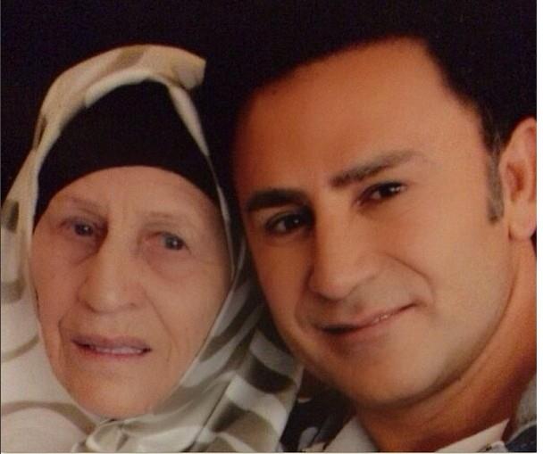 Annesi Suriye Zelal 15 ocukla bir bana kalyor. zzet Yldzhan 15 ocuktan en sonuncusu. Mzie Ankara'da kebapda kar olarak alrken balyor. nce pavyonlarda sahneye kyor. Sonra albmler geliyor.