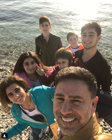 zzet Yldzhan'n Suriye isimli bir kz ocuu dnyaya getiren Ajda Ballkaya, mankenlik kariyerini de noktalad. Suriye, zzet Yldzhan'n annesinin ad.