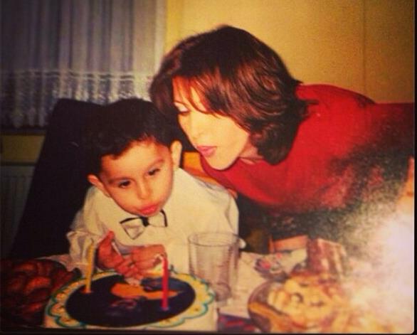 ZZET YILDIZHAN'IN 3 OLU OLAN E : zzet Yldzhan 3 ocuk sahibi olduu ilk kadn Nilfer Hanm... 1992 ylndan beri beraber olduu Nilfer Y.'den olma Veysel Efe (d.2005) Mustafa ve Ali Yua adnda 3 olu var.