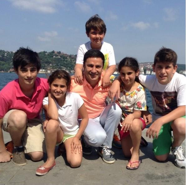 OCUKLAR BRBRYLE GRYOR MU? : -Hepsi de hafta sonlarn birlikte geiren, birbirlerinin evine giden, kyafetlerini giyen ocuklar. Tabii annelerine de teekkr ediyorum, iyi insanlar. Kadn olarak hayatmda olmamalarna ramen hayatmda ok nemli yerleri var.