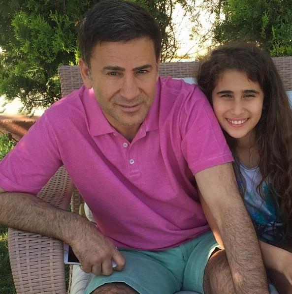 ZZET'N NE E NE SEVGLSYM : O dnemde medyaya konuan Gizem Y. unlar sylemiti: "Ben zzet'in  einden biri deilim. nk ben u an zzet'in ne kars, ne sevgilisiyim. Zaten ne resmi nikh ne de imam nikh yaptrmtk. 6 yldr da kendisiyle birlikte deilim. Sadece kzmz Sevgi ile ilgili konularda gryoruz, o kadar. Ne onun hayat beni, ne de benim hayatm onu ilgilendiriyor. Sadece ocuunun annesiyim."