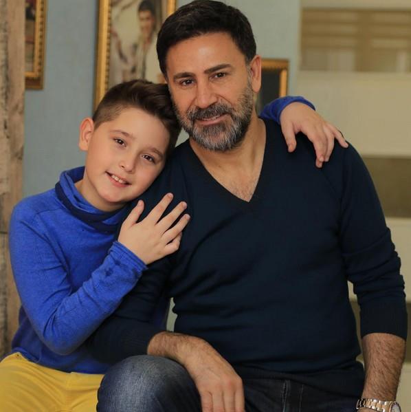 LKOKUL MEZUNU BLE OLAMADI : Bugn en nem verdii ey ocuklarnn eitimi. Bunun sebebi de kendisinin eitimden yoksun kalmas. lkokulu bile okuyamyor. Daha sonraki yllarda dardan diploma alabilir. Bu sebepten olacak ki ocuklarna ngiltere ve ABD'de eitim aldryor.