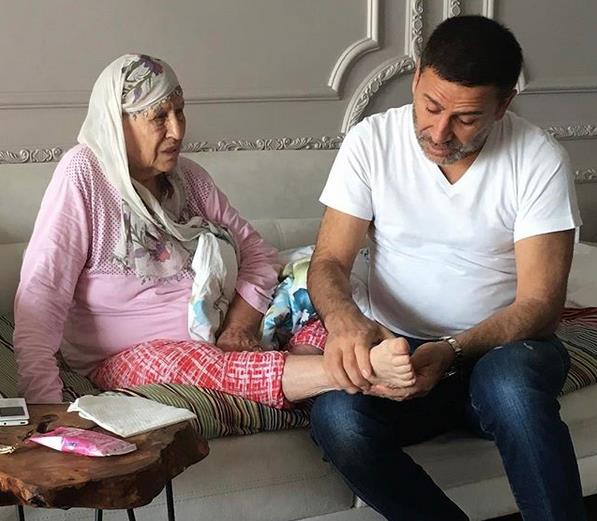 OCUKLARIN ANNELER LE NYE EVLENMED : -Ben ocuklarmn annelerini sevdim ve ocuk yaptm. Bundan sonra da ak olursam evlenebilirim. Kadn evinde oturmal, ocuunun annesi olmal. Bir kadnn , drt tane ocuu olmal. Ekonomik zgrlkleri var ise bir kadnn evde ocuklarn bytmesi, onlarla, eitimleriyle uramas gerekiyor bence.