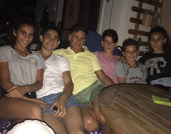 ZZET YILDIZHAN'IN SURYEL E KM: zzet Yldzhan birlikte olduu kadnlara resmi nikah kymad gibi imam nikah da yapmyor. O kadnlardan biri de Suriye asll Gizem .