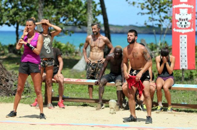 Hemen bir are dndm. Etrafta gezinmeye baladm belki karalayacak bir eyler bulurum diye...