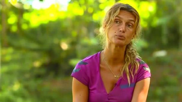 Sonrasnda bize yardmc olan Dominiklileri grdm. Masada oturuyorlard. Masann da zerinde kalem vard. Onu aktrmadan aldm...