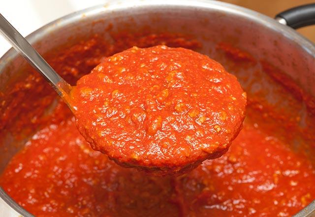 Domates soslar<p>     Demir dkm tavalarda piirmesi en tehlike olan yiyecek domates sosudur. Bunun nedeni ise u ekilde aklanabilir: Domates asit ieren bir sebzedir.    Domates sosunu piirmeye baladnzda tavadaki metallerle domatesin iinde bulunan asit birbiri ile etkileime girerler. Bu sizin zehirlenmenize neden olabilir.