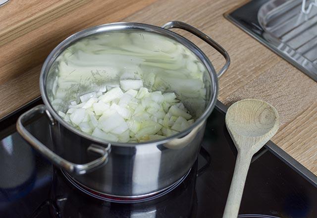 Scak yiyecekler <p>    Scak yiyecekler kesinlikle demir dkm tava ierisine konulmamaldr. Bu ekilde koyulan yiyecekler, tavanzn veya tencerenizin ksa srede kararmasna neden olabilir.