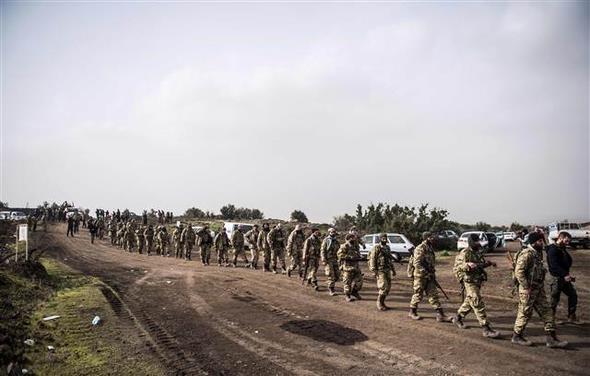 Snrda harekat iin bekleyen SO unsurlar (AFP)