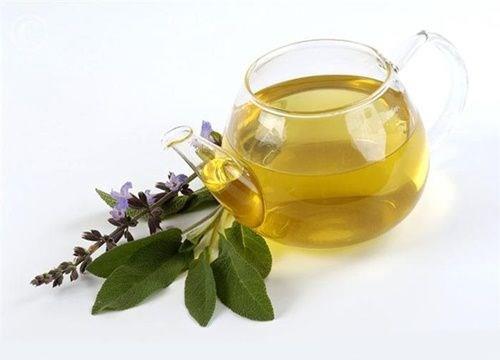 Adaay:<br> Souk algnl tedavisinde adaay ve gargaras ok etkili. Sinsleri ve akcierleri temizliyor. Adaaynn iinde bulunan cineol isimli bileen sayesinde ksr nlemeye yardmc oluyor. zellikle az ve boaz enfeksiyonlarndaki etkisiyle bilinen adaay, uykuya eilimi artrd iin sakinletirici ila alanlarda ve gebelikte kullanlmamal. Ayrca kaslmalara da neden olduundan hamilelerin adaay tketmemesi gerekiyor.