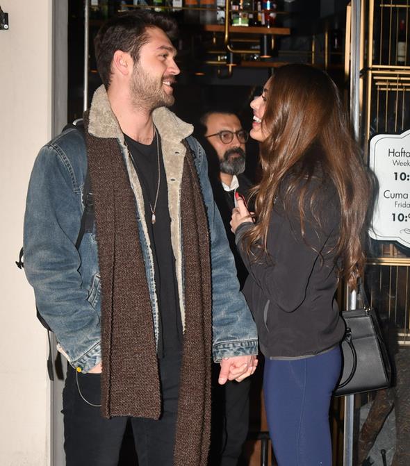 u an iin ok mutluyuz    &#8220;likimiz daha ok yeni. Birbirimizi tanma aamasndayz. u an iin ok da mutluyuz. Her ey ksmet. Zaman gelince &#8216;Evet&#8217; de diyebiliriz.&#8221;