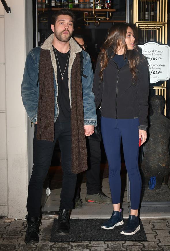 Gizlenmekten vazgetiler    &#8220;Meryem&#8221; dizisinin barol oyuncusu Furkan And ile &#8220;ukur&#8221;un gen yldz Dilan iek Deniz, nceki gece Arnavutky Curtis&#8217;deydi. likilerini saklamaktan vazgeen ift, mekandan el ele kt. kili, evlilikle ilgili soruya u yant verdi: