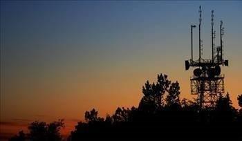 yonlatrmayan radyasyon ise hcreyi berelemek veya ldrmek iin yeterli enerjiye sahip deildir. Bu konu, lunaparkta kriket topuyla vurmaya altn Hindistan cevizi ile anlatlabilir. Hindistan cevizi ya sallanr ve dmeden dengesini bulur (hcrenin kendini onarmas diyebiliriz buna) ya da yere der yani kanser olur. Ancak ayn Hindistan cevizini bir pinpon topuyla vurmaya alrsanz onu asla yere dremezsiniz. st ste onlarcasn atsanz yine de yerinden kmldamaz. Yani hcreye bir zarar veremez. Pinpon topu burada iyonlatrmayan radyasyona rnektir.