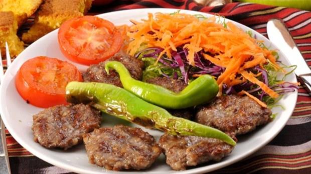 Gnlk hayatn hzl temposu, byk ehirlerde birok insann nlerini atlamasna, dzenli ve salk beslenememesine yol ayor. Bu nedenle de abuk ulalan, yal, yksek kalorili ve doyurmak bir yana, daha abuk acktran besinler tercih ediliyor. Oysa baz yiyecekler var ki, yenildikten sonra uzun sre midede tokluk hissi yaratyor, yal, yksek kalorili besin tketmeye bile gerek kalmyor. Acbadem Maslak Hastanesi Beslenme ve Diyet Uzman zge al, yediimiz zaman uzun sre tokluk hissi yaratan bu yiyecekler hakknda da u bilgilendirmeyi yapyor: