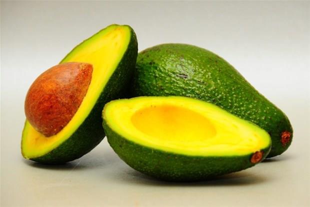 Avokado  <br>  Son olarak avokadodan bahseden doktor Stork, "Avokadolar iyi kolesterolnz ykselten yalara sahiptir. Bu yiyecek ierisinde ayrca vcudun kolestrol miktarnn emerek azalmasn salayan beta sitesteroller ierir" dedi.