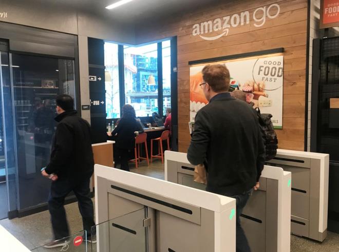 Bu sistemi kullanmak iin kiilerin tek yapmas gereken ise Amazon'un gelitirdii Amazon Go isimli mobil uygulamay telefonlarna indirmek.