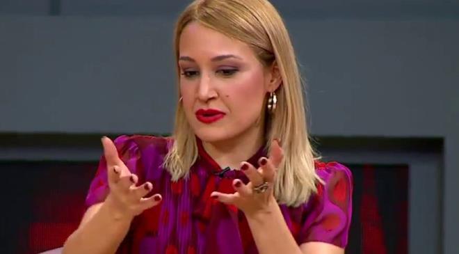 "Normalde zc durumlarla ilgili paylam yapmyorum. nsanlar belki biraz nefes alr diye. Lakin uyanr uyanmaz depremden dolay binlerce kii ld gibi bir bilgi gelince, peki tabii paylam yaptm. Fakat u an hassas bir dnem. Tepkiler doru" ifadelerini kullanan nl oyuncu, bu gerekeyle paylat tweeti sildiini aklad.