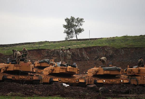 Trk ordusuna ait bir helikopterin ilk kez grntlendii Afrin harektnda ok sayda bordo bereli asker Afrin'e girmek zere gece yars snra ulat.