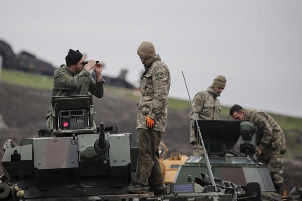 Birka gnde zlen YPG, daha douda yer alan Menbic'te gvenlik gerekesiyle internet kafeleri kapatt.