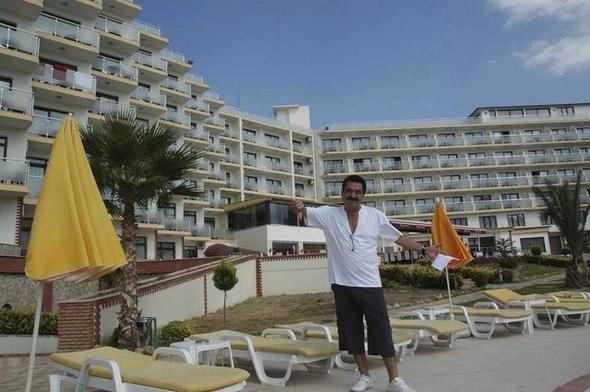 brahim Tatlses--    1980&#8217;li yllardan sonra girdii ticaret hayatnda turizmden yayncla, kebaplktan otel zincirine kadar birok ek i yapt.