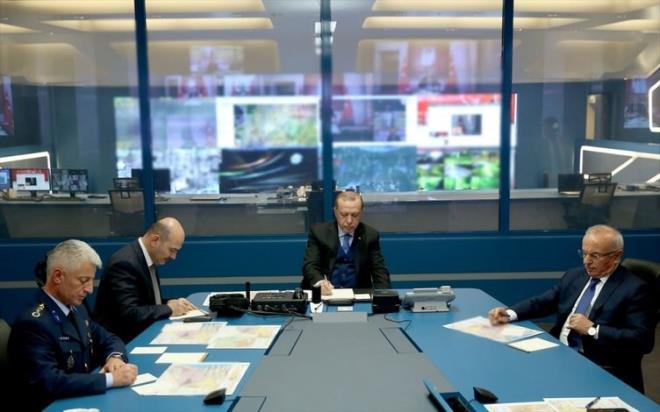 Telli ve telsiz telefonlar, uydu telefonlar ve kriptolu telefonlar bata olmak zere son teknoloji rn haberleme aralarnn bulunduu merkezde, gvenlik birimlerinin bilgi akn salayan 'elektronik ak sistemi' de yer alyor.