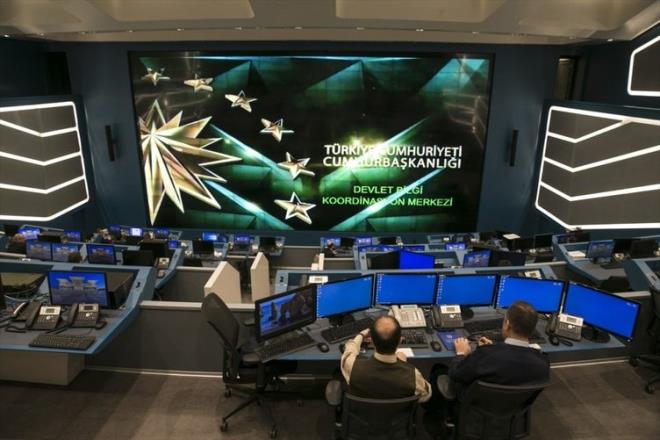 4 ANA ODA BULUNUYOR    2 bin 200 metrekareden oluan Cumhurbakanl Klliyesi Devlet Bilgi Koordinasyon Merkezinde, "Harita Odas", "Byk Kriz Merkezi", "Kk Kriz Merkezi" ve "zel Grme Odas" olmak zere 4 ana oda bulunuyor.    Byk ve kk kriz merkezindeki iki blmdeki dev ekrandan anlk takip yaplyor. Merkezden Zeytin Dal Harekat'na ilikin operasyon grntleriyle insansz hava aralarndan alnan grntler canl olarak izlenebiliyor.