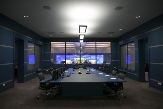 "24 SAAT ALIIR"    ankaya Kk'nde byle bir harekat merkezinin bulunmadn aktaran Erdoan, Betepe'de byle bir harekat merkezinin yapldn sylemiti.    Bu merkezde sadece bakanlarn deil, nemli kurumlarn da temsilcilerinin bulunduunu belirten Erdoan, "Buras 24 saat alr. Ne oluyor, ne bitiyor? Hangi bakanlkta ne oldu? Hepsi annda bu merkeze bunu geerler. Tm Trkiye'yi bu merkezden izleriz. Zaman zaman ben hemen at kap yaparm." ifadesini kullanmt.