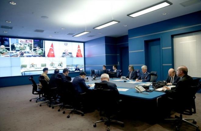 KARAR ALMA SREC HIZLANDIRILDI    Bu kapsamda TSK ve ileri Bakanlna, uzaktan grme sistemi araclyla karargahta ve snr hattndaki komutanlar ve valilerle grntl grme imkan salanarak karar alma sreci hzlandrld.