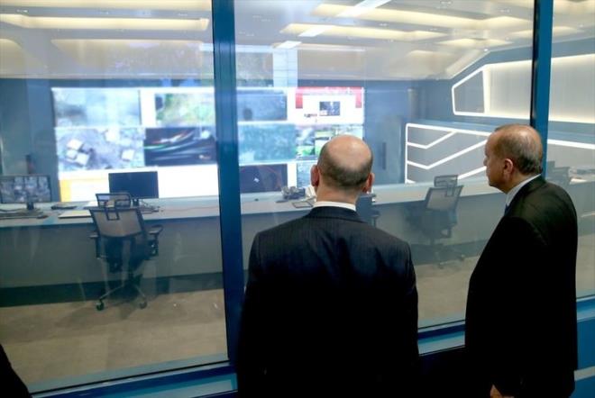 "BURASI HAREKAT MERKEZDR"    Cumhurbakan Erdoan, 81 ilin valileriyle de bu merkezden grme imkannn bulunduunu vurgulayarak, unlar kaydetmiti:    "Zaman olur icabnda Babakanmz da Genelkurmay Bakanmz da ilgili bakanlarmz da almak suretiyle oradan grmeler yapar, balantlar kurarz ve valilerimizden o ilden renmek istediimiz ne varsa onu reniriz. Buras harekat merkezidir.
