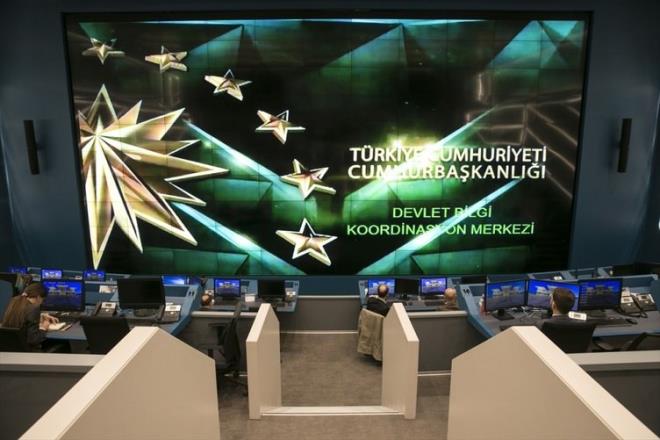 EN GNCEL BLGLER ANBEAN PAYLAILIYOR    Gerekleen operasyonlar srasnda sahadaki unsurlardan alnan kritik bilgiler, merkezde grev yapan Babakanlk dahil tm bakanlklar ve gvenlik birimlerinin temsilcileri tarafndan Cumhurbakanna aktarlyor. Merkezde kurulu Genelkurmay Bakanl ile ileri Bakanlna ait video konferans sistemiyle valiler, il jandarma komutanlar, emniyet mdrleri, gvenlik birimleri ve snrdaki birlik komutanlaryla grmeler gerekletiriliyor, en gncel bilgiler anbean paylalyor.