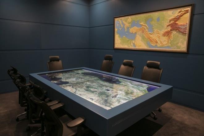 LK KEZ GRNTLEND    "Zeytin Dal Harekat" bata olmak zere Trkiye'nin yrtt operasyonlara ilikin bilgilerin topland "ortak merkez" olarak faaliyet gsteren Devlet Bilgi Koordinasyon Merkezi, kaplarn ilk kez Anadolu Ajansna (AA) at.