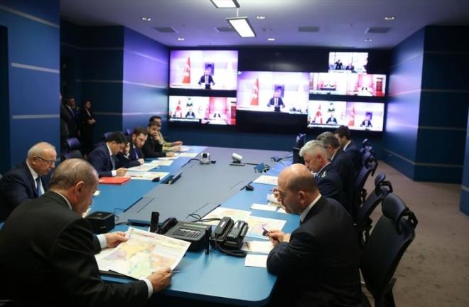 Trk Silahl Kuvvetlerinin (TSK), Suriye'nin Afrin blgesinde gerekletirdii "Zeytin Dal Harekat"na ilikin her trl bilgi aktarm, Cumhurbakanl Klliyesi Devlet Bilgi Koordinasyon Merkezi'nden gerekletiriliyor.    Gece ve gndz vardiyal olarak 155 kiinin alt merkez, aralksz ekilde hizmet veriyor.