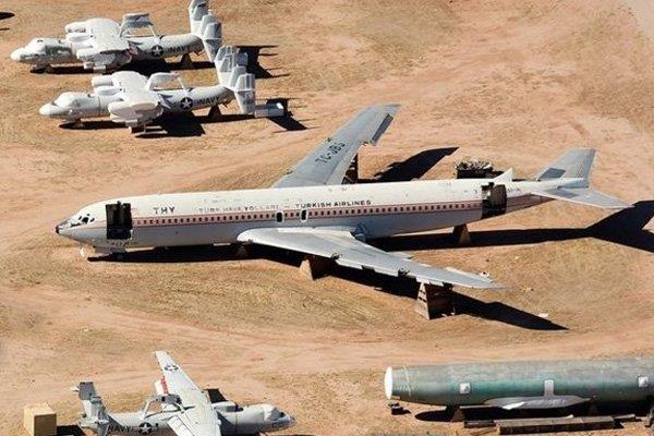 Merkezde, THY tarafndan 1985 ylnda hurdaya ayrlan Boeing 707-321B tipi "Baak" adl uak kaderini bekliyor.49 yllk Baak adl uaa temizleme arac arpm ve arka kap hasar grmt. Uaa taklmak istenilen kap uyum salamaynca 'Baak' seferden ekilmiti.1965 retimli Boeing 707-321B tipi Baak adl uak ilk olarak Pan Am adna uulara balad. 1978 ylnda ise THY'ye kiralanarak TC-JBS kuyruk tescili ald. Uak 1985 ylna kadar THY filosunda utu. 1985 ylnda ise hurdaya ayrlp, uak gemiyle ABD'ye gtrld.