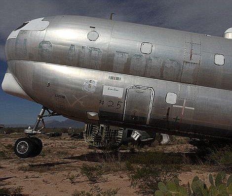 Ayrca 15 cm'lik topran alt sert kil ile kapl; bylece pahal ini pistleri ya da park rampalarna gerek kalmadan uaklarn park etmesi mmkn oluyor.