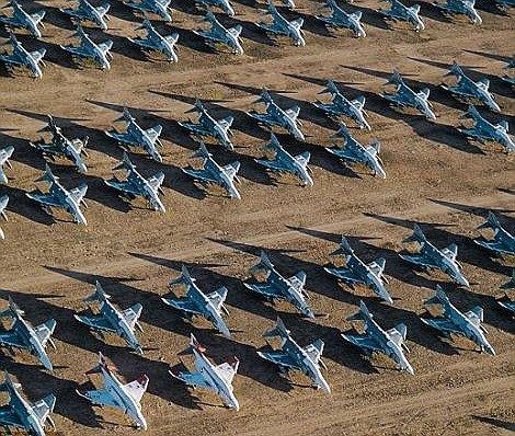 Uaklar ina etmek ve korumak olduka pahal bir i; ama mrlerini tamamladnda bile birok parasn yeniden kullanmak mmkn oluyor. Tabi onlar andrc hava koullarndan koruyacak byk hangarlar iin harcayacak paranz varsa. Ama Tucson blgesinin doal kuru iklimi bu iin maliyetini ok daha ucuza getiriyor. Bu nedenle dnyann en byk uak mezarlar ABD'nin gney batsndaki bu l blgesinde bulunuyor.