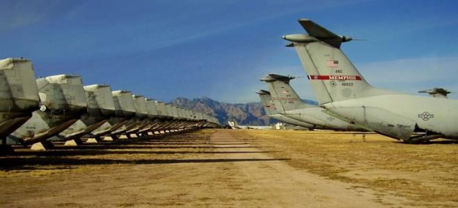 Mezarla getirilen uaklar epey ilemden geiriliyor. Uak gemilerinde kullanlm uaklar nce deniz tuzu kalntlarnn andrc etkisini gidermek iin iyice ykanyor; yakt tanklar boaltlarak ince makine yayla motoru yalanyor.