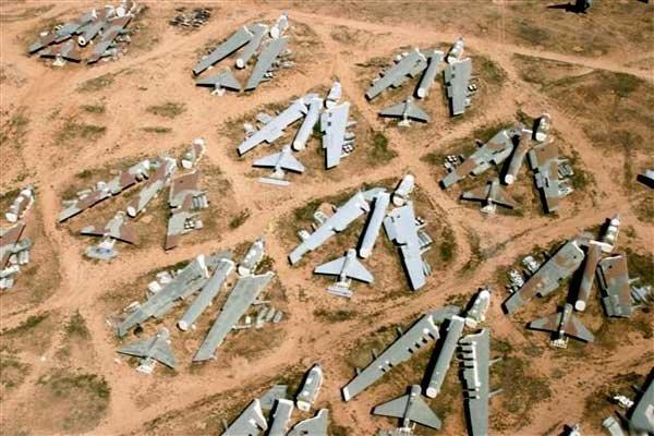 Sovyetler Birlii ile nkleer silahlarn snrlandrlmas amal yaplan stratejik anlamalar gerei, B-52'lerin kanatlar sklm halde, Sovyet uydularnn istediinde bunu teyit etmesini salayacak ekilde tutuluyordu.