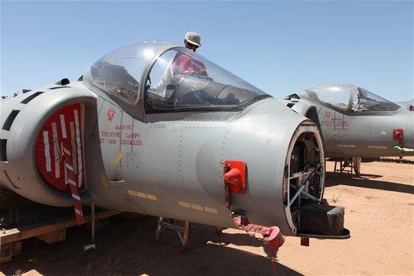 Kapal hangarlarda ise yn halinde uak paralar Amerika'nn ya da dnyann baka bir blgesine gnderilerek baka bir uaa taklmak zere bekletiliyor. Burada alanlar Vahi Bat folklorundan esinlenmi gibi bu sse ksaca 'Mezarlk' diyor.