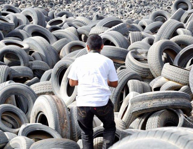 Geen yl lastik mezarlnda byk bir yangn km, yrekleri aza getirmiti.