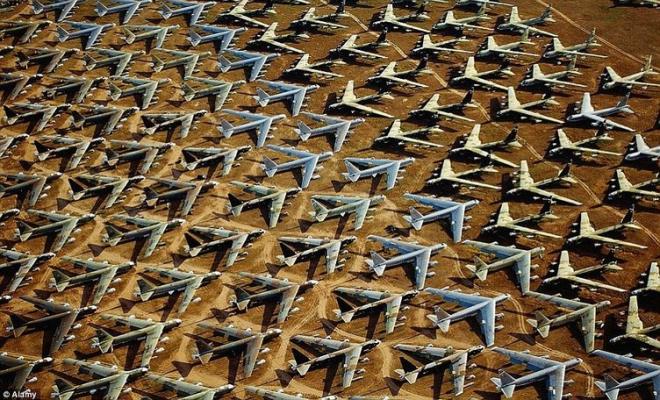 Mezarlkta nkleer silah tama kapasiteli baz B-52 bombardman uaklarna da rastlanyor.