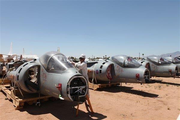 Sonra patlayabilecek ya da yangn karabilecek arj ve paralar sklp kk delikler alminyum bantla kapatlyor. Daha sonra ise uan her taraf kolay sklebilir zel bir siyah boyayla iki kat ve en st de yakc gne nlarn sourmas iin bir kat beyaz boyayla boyanyor.