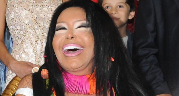 Ersoy&#8217;un 5 gndr hastaneden taburcu olmadn Instagram adresinden duyuran Akay, &#8220;1 haftadr ses kskl sorunu yaayan deerli sanatmz Blent Ersoy'a, zatrre tehisi konuldu.