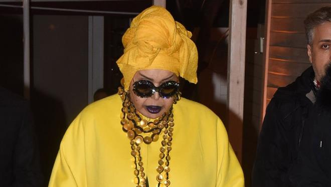 Hasta olduunu syleyen Ersoy, &#8220;ok ktym. Sanki sigara ien bir insanmm gibi cierlerimde sorun olmu. Buradan hastaneye gideceim, serum taklacak. Sz verdiim mekana kmam gerekiyor, profesyonel olmak budur&#8221; demiti.