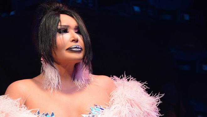 Blent Ersoy, getiimiz gnlerde bir konser vermiti. Sahne ncesi basn mensuplarnn karsna kan sanatnn sesinin ksk olduu ve ayakta durmakta glk ektii grlmt.