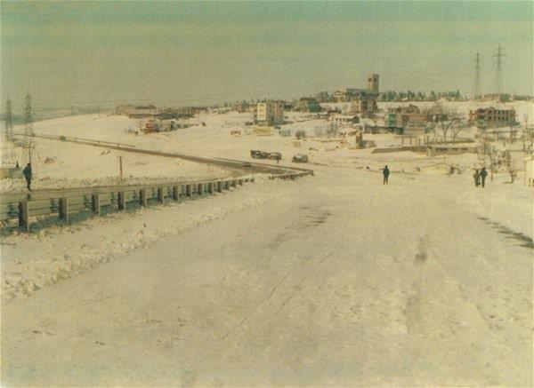 Mehur 1987 K, Avclar, Parseller&#8230; Yollar kapal, hi araba yok. nsanlar yryerek ilerine gidiyorlar&#8230; (Foto: Nurettin zel)