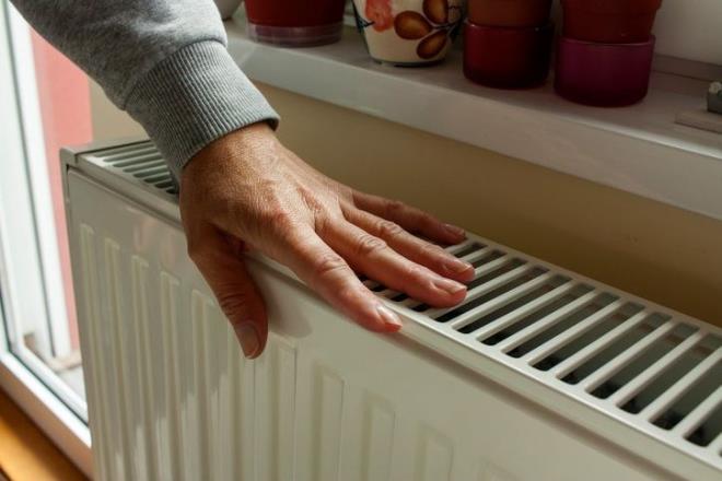 Havay nemlendirin: Souk hava, scak havadan daha az nem tutar. Kuru burun delikleri virslere daha yatkndr ve eer kii zaten hastaysa, kuru hava boaz arsn ktletirebilir. Hava nemlendirici bir rn kullanlabilir. Eer yoksa zellikle s kaynann yaknna, derin olmayan bir kse su da braklabilir. Su buharlatka, oday yava yava nemlendirecektir.