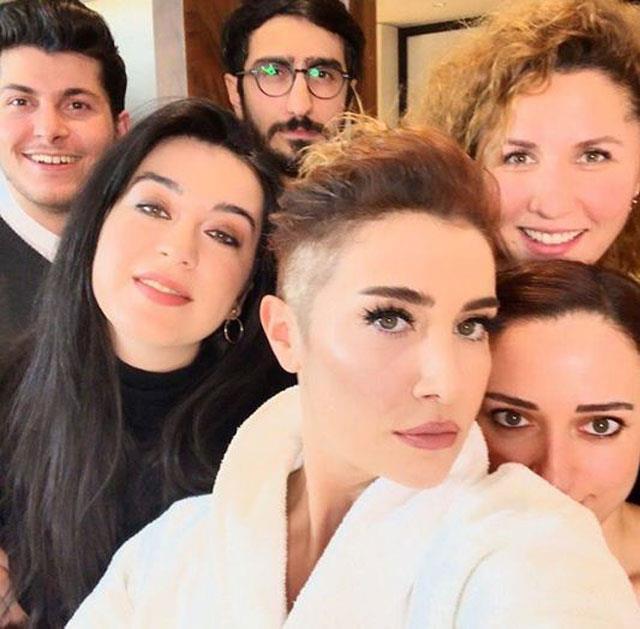 Sla ayrlklarnn ardndan imaj deiikliine gitti. Radikal bir karar alp sar salarn kzla boyatt ve ksack kestirdi. Bylece Sla ayrlk sonras ilk deiikliini yapt.