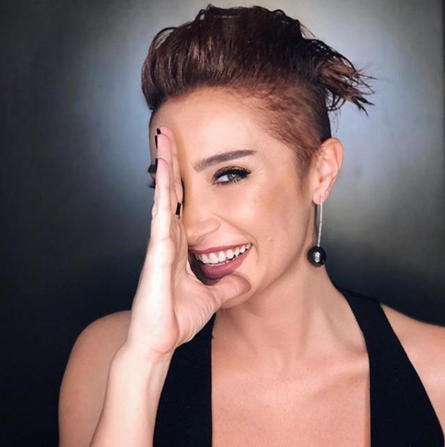 te yandan Kapadokya tatilinden yeni dnen Sla'y Beren Saat ve Kenan Doulu Los Angeles'a ard ve arkc da arkadalarnn teklifini kabul etti. Sla nmzdeki gnlerde Los Angeles&#8217;a gidip 10 gn kalacak.