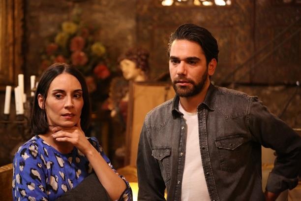 BABAMIN GNAHLARI DZSNN KONUSU; Hikaye Ozan'n (Kadir Doulu) gemiinde Ferruh'un (Mustafa Uurlu) iledii bir cinayeti sevgilisi Yeim'e (Melisa Szen) zarar gelmemesi adna stlenmesi ile balar. lemedii bu suu stlenmesi Ozan ve Yeim'i farkl geleceklere srklerken Ozan bir kz olduundan habersiz yllar geirir.